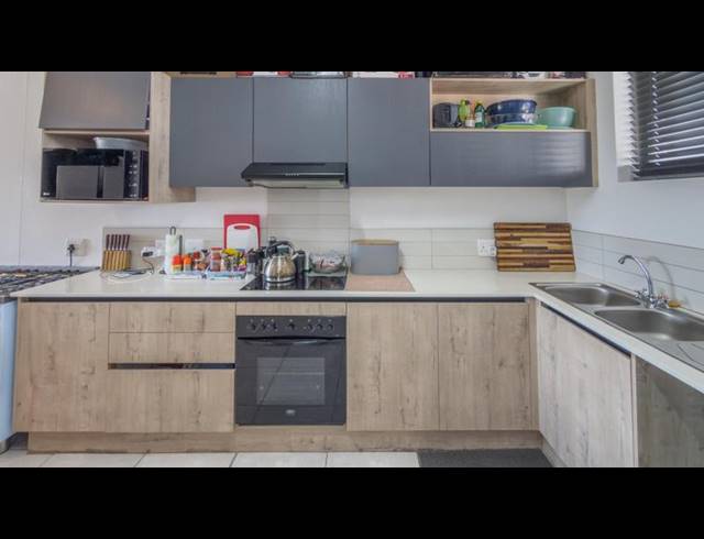 2 BEDROOM APARTMENT FOR SALE IN VREDEKLOOF HEIGHTS